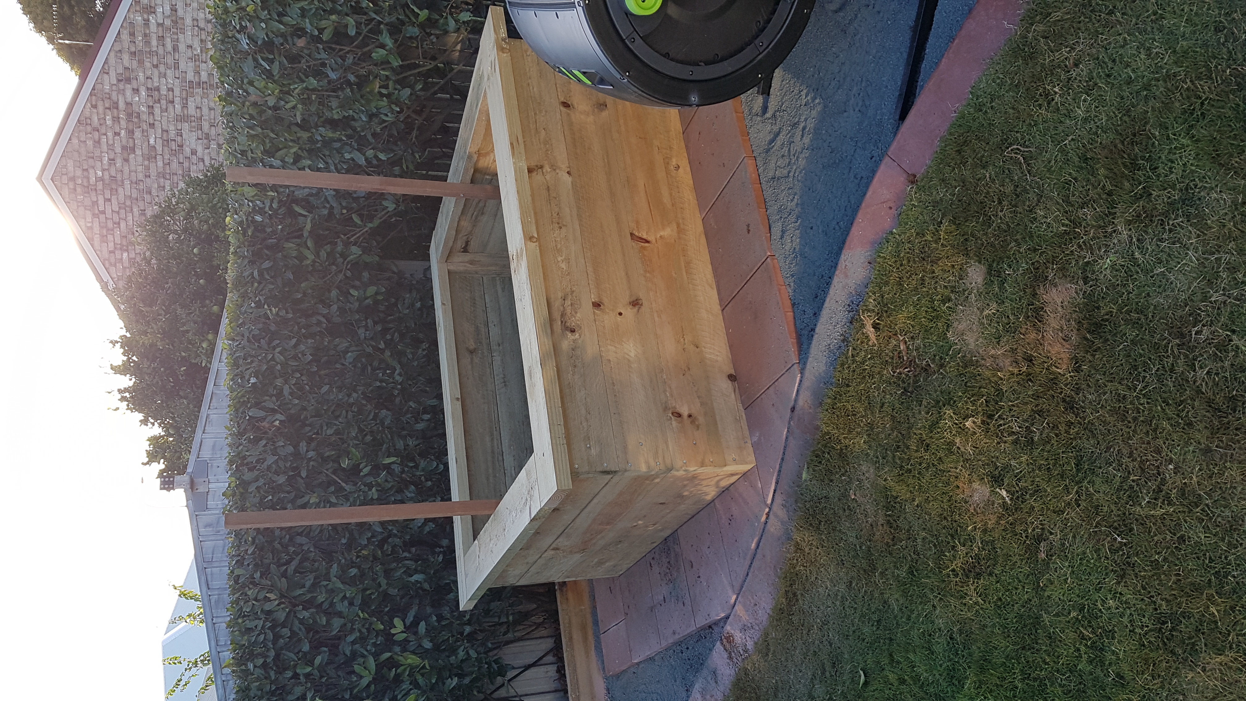 Raised garden bed with ledge and hanging space